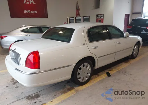 2005 Lincoln Town Car Signature Limited from USA, damaged, VIN 1LNHM82W85Y608053